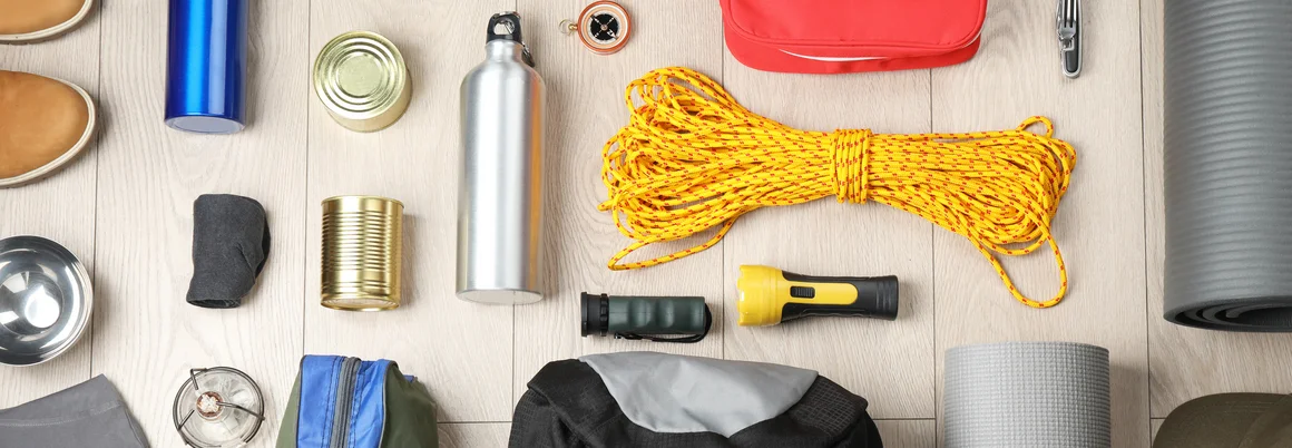 Campingausrüstung auf Holzboden